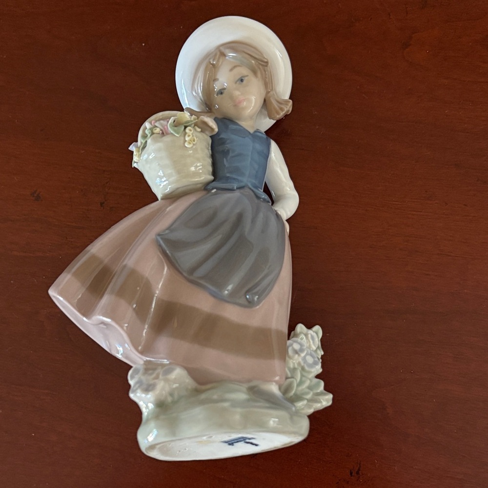 Lladro sweet scent Ceramic Figurine with Pastel Accents 5221